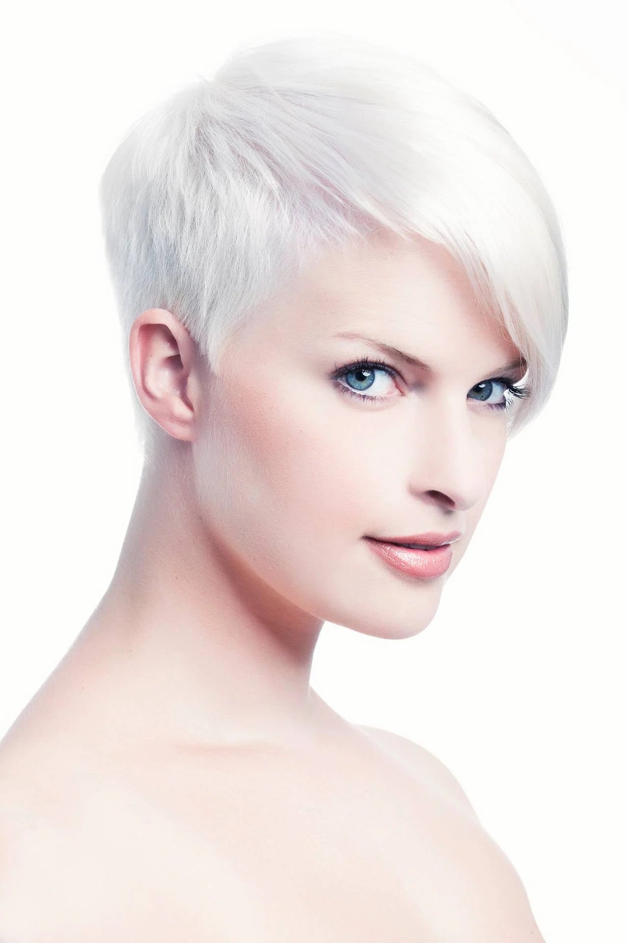 Short white hair. Стрижка Гарсон блонд. Стрижка Гарсон Пикси асимметрия. Стрижка Гарсон с асимметрией. Стрижка Пикси асимметричная.