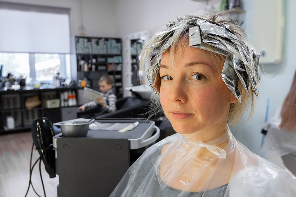 Сколько держать краску для волос на голове при окрашивании щелочным продуктом без аммиака?